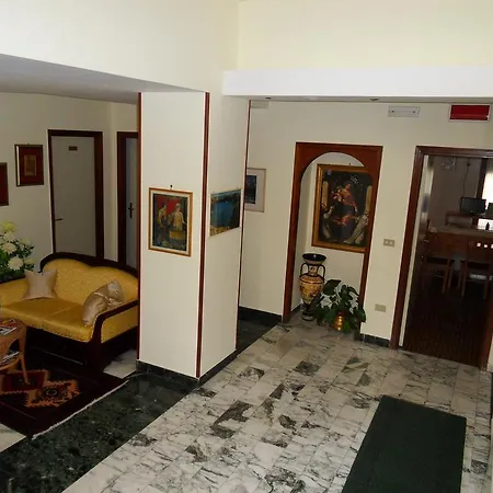 Astoria Hotell 3*